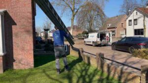 Schoorsteen onderhoud Enkhuizen ladder bus